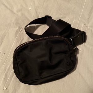 Black Lululemon everywhere pack